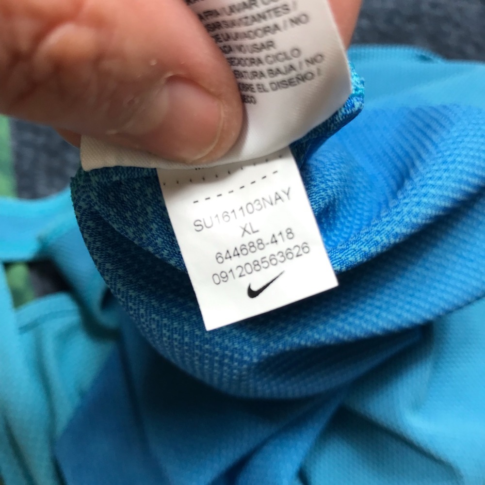 nike dri fit blue tank top size XL. 


Pit to pit approx:  20 inches - Picture 6 of 7